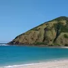 Pantai Mawun Lombok, Pesona Pasir Putih dan Laut Biru yang Menenangkan