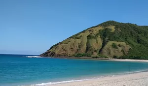 Pantai Mawun Lombok, Pesona Pasir Putih dan Laut Biru yang Menenangkan