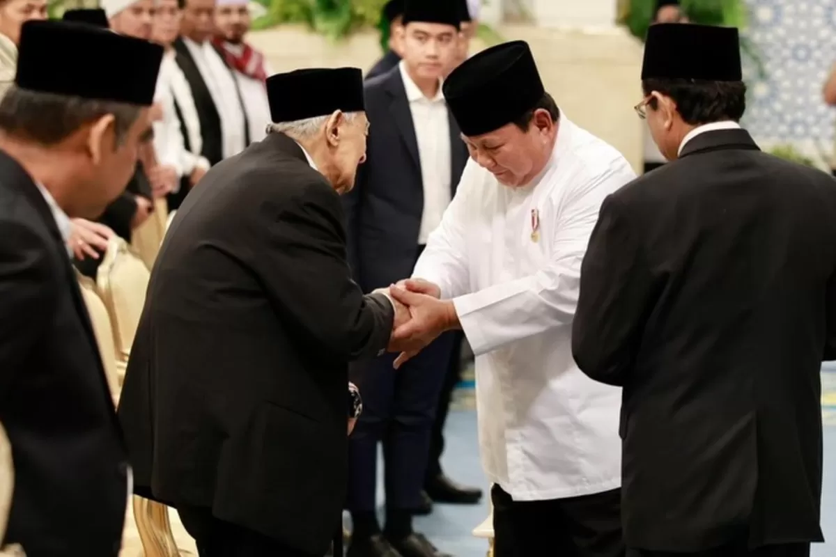 Potret Quraish Shihab ketika bertemu dengan Presiden Prabowo dalam peringatan Nuzulul Quran di Istana Negara (Instagram/prabowo)