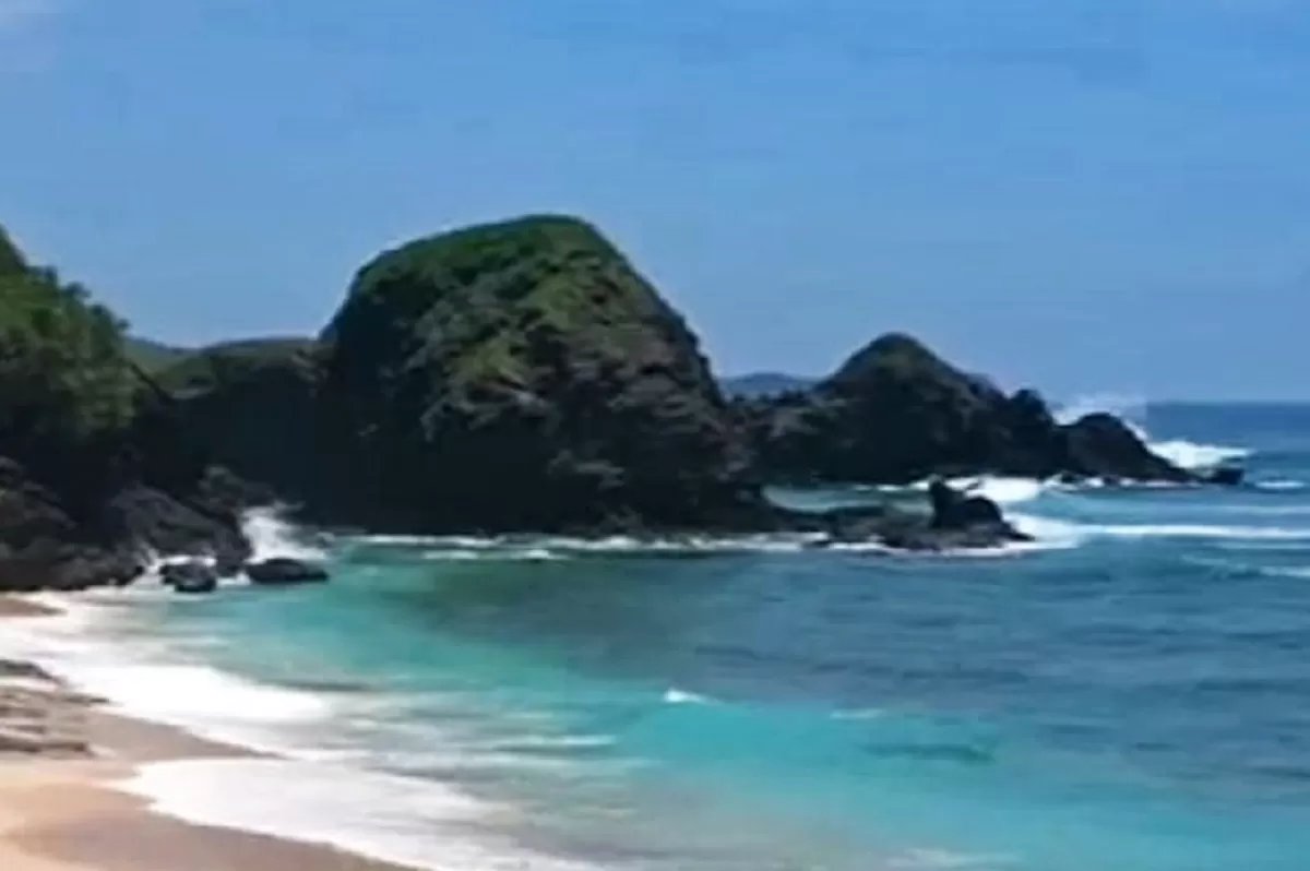 Pantai Seger dikenal sebagai destinasi pesisir yang memadukan keindahan alam, bukit hijau, serta kisah budaya lokal. (YouTube Pergi Expedisi)