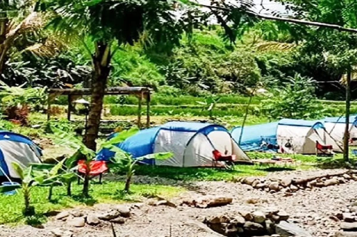 Potret destinasi glamping keluarga yang menawarkan pengalaman menginap nyaman di tengah suasana alam yang asri dan sejuk. (YouTube Bot TV)