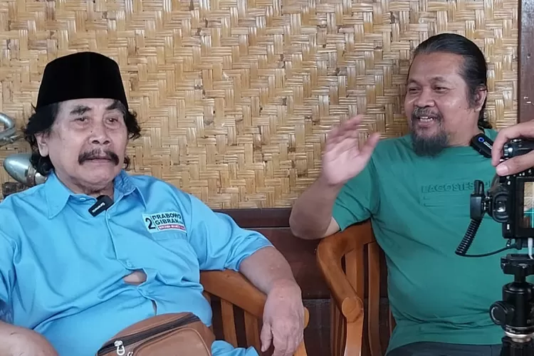 Anggota DPR RI Fraksi Gerindra, Nuroji (kanan) bersama pelawak senior, Jaja Miharja. (Radar Depok)