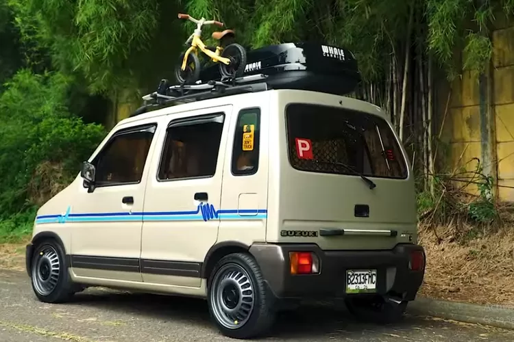  Remajain Suzuki Karimun Kotak Kesayangan Anak adalah ungkapan yang menggambarkan usaha seseorang untuk menghidupkan kembali atau merestorasi mobil Suzuki Karimun generasi pertama yang dikenal dengan sebutan Karimun Kotak. (Tangkapan Layar YouTube HSR WHEEL)