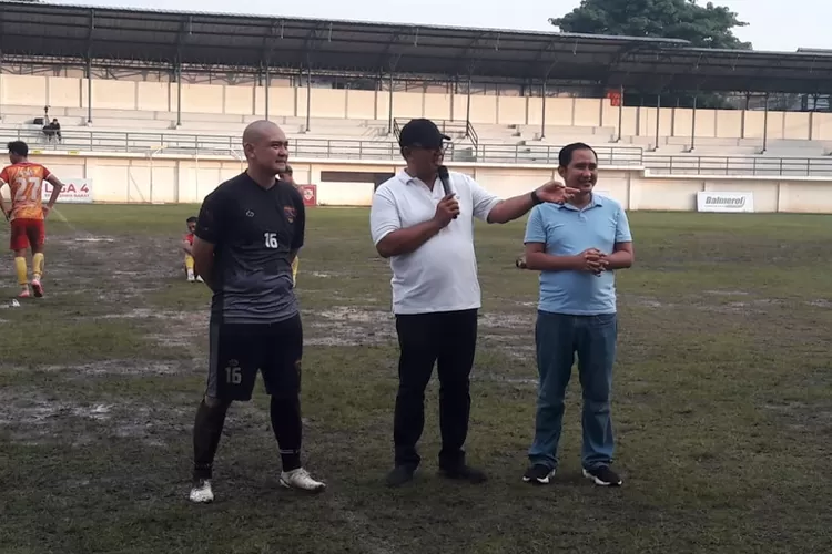 Anggota DPRD Jawa Barat Pradi Supriatna (tengah) bersama Wakil Walikota Depok terpilih Chandra Rahmansyah (kanan), selepas menyaksikan lanjutan laga Liga 4 Seri 1 Jawa Barat, yang menampilkan duel tim sekota, antara Depok Raya FC melawan Persipu, di Stadion Merpati Depok, Minggu (22/12) sore.  (JUNIOR/RADAR DEPOK)