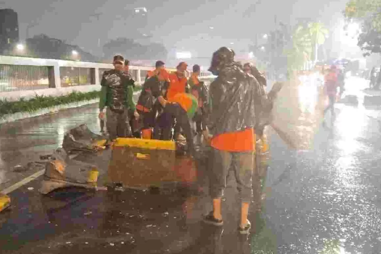 Dinas Lingkungan Hidup (DLH) telah menuntaskan operasi pembersihan sampah pascaunjuk rasa di sekitar Gedung DPR/MPR