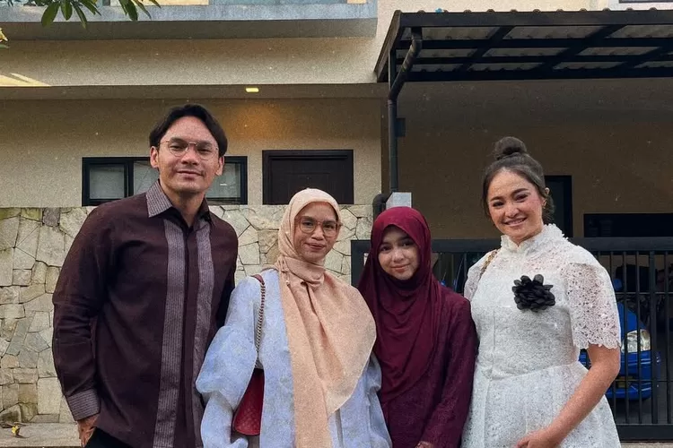 Marshanda (paling kanan) dan Ben Kasyafani kumpul lagi ketika putrinya lulus dari bangku SD (Foto: Gorajuara/ Instagram/ @nesyanabila)