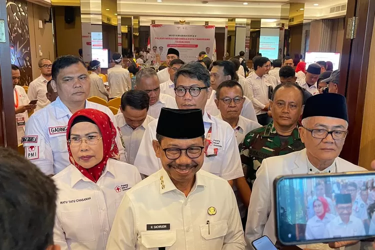 Wali Kota Tangerang, Sachrudin diampingi Ketua PMI Banten, Ratu Tatu Chasanah dan Ketua PMI Kota Tangerang, Oman Jumansyah, memberikan keterangan kepada awak media - Foto: Henri Lukmanul Hakim