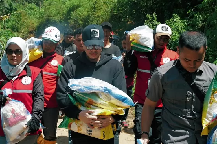 Atta Halilintar mengangkat sendiri bantuan yang hendak diberikan kepada masyarakat terdampak bencana Sumatra (Foto: Gorajuara/ Instagram/ @attahalilintar)