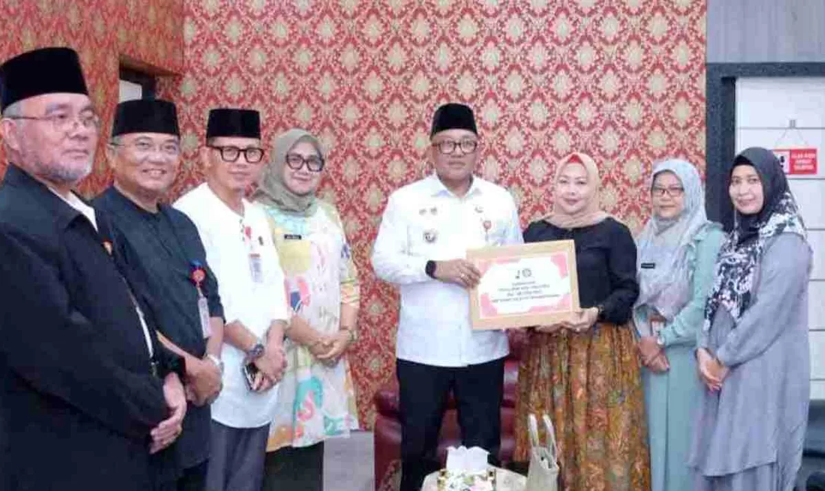 Walikota Tanjungpinang Lis Darmansyah menerima bantuan kemanuasian untuk korban Sumatera dari Ketua Kwarcab Pramuka Tanjungpinang, Yuniarni Pustoko Weni.  (Foto: Diskominfo Tanjungpinang)