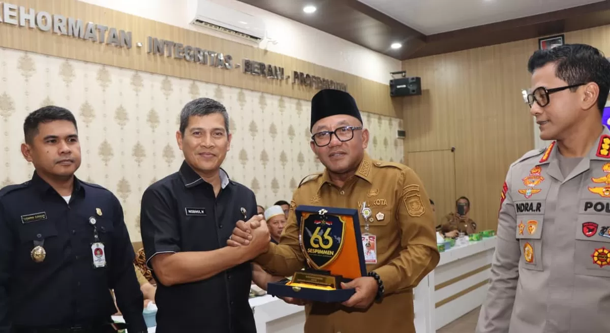 Walikota Tanjungpinang Lis Darmansyah menerima cindramata dari Supervisor Pokjar 12, Brigjen Pol Misbahul Munauwar, S.H disaksikan Kapolresta Tanjungpinang, Kombes Pol. Indra Ranu Dikarta S.I.K., M.Si. (Foto: Humas Polresta Tanjungpinang)