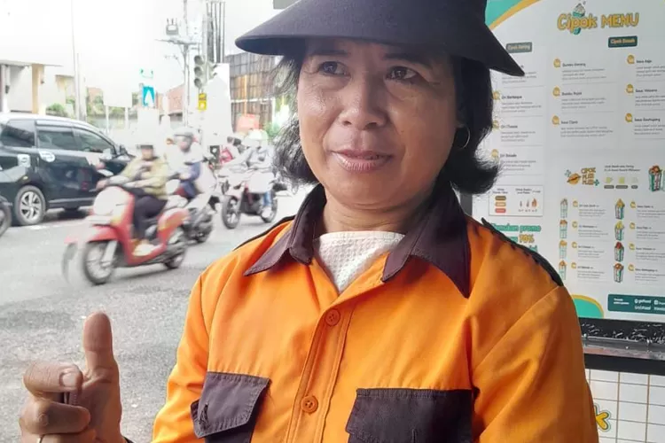 Juru Parkir Perempuan ini Sukses Menguliahkan Anaknya di UMP Hingga Menjadi Sarjana (foto istimewa)