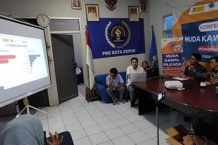 Mahasiswa bareng Puskapol UI dan PWI Kota Depok merilis hasil survei Muda Kawal Pilkada 2024, di Kantor PWI Kota Depok, Selasa (5/11). (FAHMI/RADAR DEPOK)