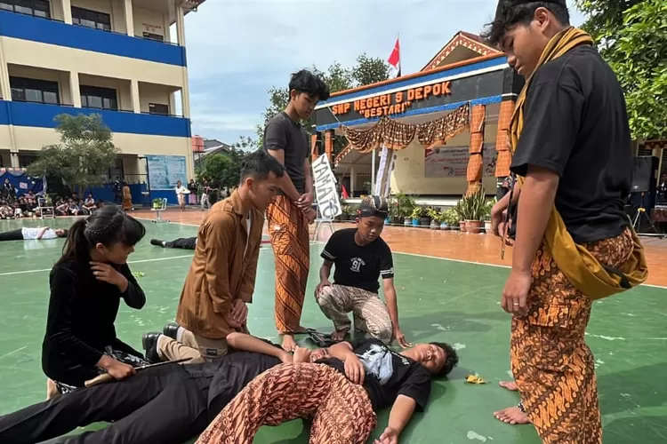 Suasana saat siswa SMPN 9 Depok mempertunjukan drama sejarah saat memperingati Hari Pahlawan. (ANDIKA EKA/RADAR DEPOK)