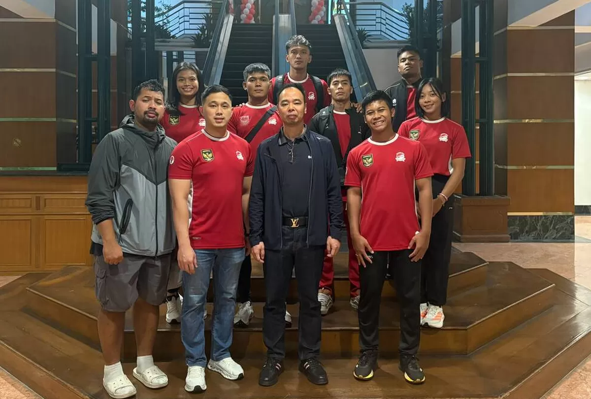 Manager Timnas Wushu Indonesia Iwan Kwok, beserta para atlet proyeksi Asian Games 2026 sebelum keberangkatan TC ke China, akhir pekan ini. 