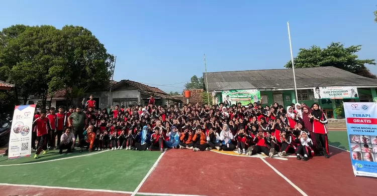 Foto Bersama OK OCE Sehat dan MTs Lukmanul Hakim Bogor