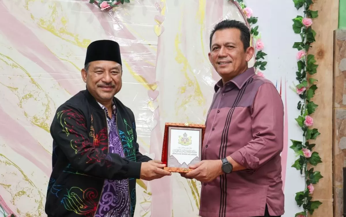 Penyerahan cindramata dari Menteri Besar Kelantan, Malaysia, YAB Dato&rsquo; Panglima Perang Ustaz Dato&rsquo; Haji Mohd Nassuruddin bin Haji Daud kepada Gubernur Kepri Ansar Ahmad. (Foto:Diskominfo Kepri)