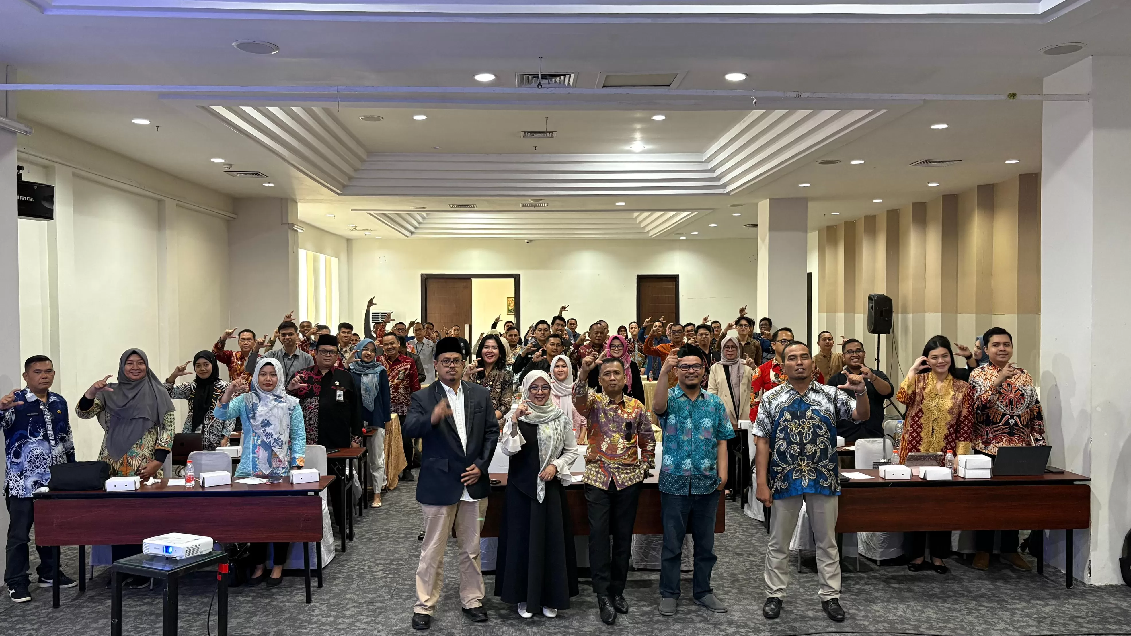 JELANG MONEV: Komisioner KIP Kaltim dan PPID BUMD serta instansi vertikal foto bersama. (PUTRA WARDHANA)