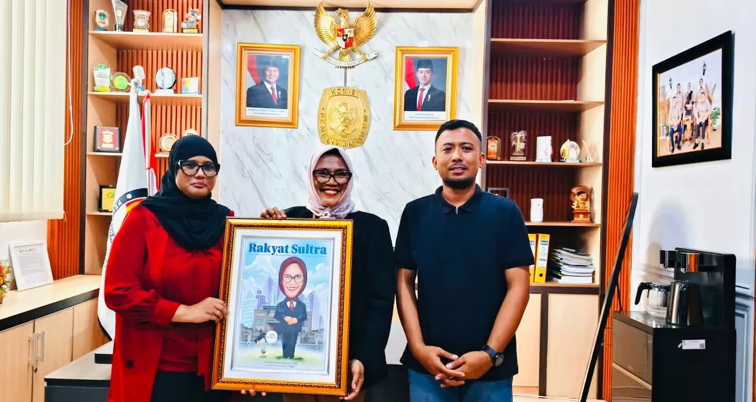 Direktur Harian Rakyat Sultra Syarifah Mulya saat menyerahkan cinderamata kepada Ketua KPU Sultra