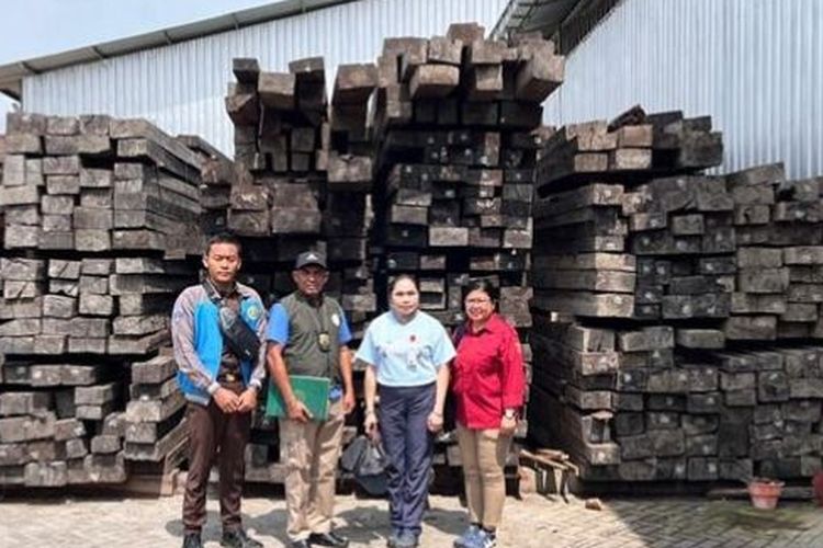 Jaringan Kayu Eboni Ilegal dari Seram ke Surabaya Dibongkar, Dua Tersangka Diserahkan