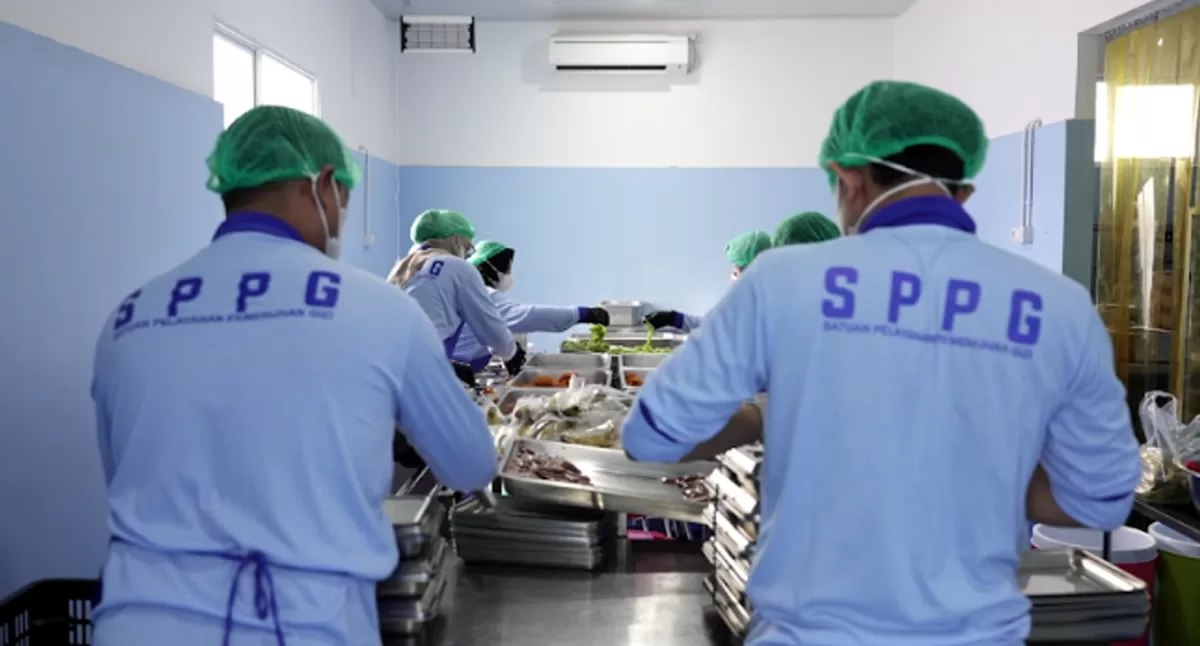 SPPG dapur MBG di Babakan, Kota Tangerang, Banten mempekerjakan warga binaan sebagai relawan pencuci ompreng.(foto:prabowosubianto.com)