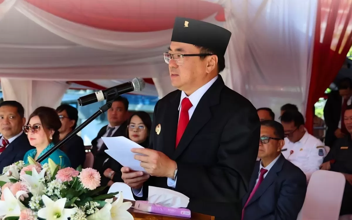 Wali Kota Manado Andrei Angouw memimpin Upacara Harkitnas ke-118 di Lapangan Sparta Tikala dan menyoroti pentingnya solidaritas sosial serta literasi digital menghadapi era transformasi teknologi. (Dok. Pemerintah Kota Manado)
