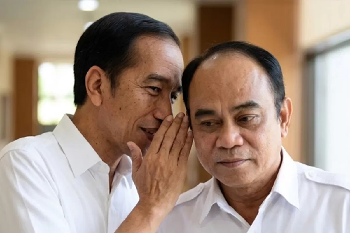 Ketua Projo Budi Arie Setiadi saat berbisik kepada Presiden ke-7 Joko Widodo. 