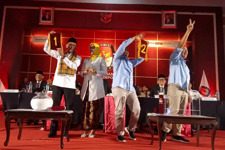 Calon Walikota dan Wakil Walikota Depok Nomor Urut 1, Imam Budi Hartono-Ririn Farabi Arafiq, Calon Walikota dan Wakil Walikota Depok Nomor Urut 2, Supian Suri-Chandra Rahmansyah usai mengambil nomor urut Paslon saat pengundian Pilkada Depok, di Hotel Bumi Wiyata, Senin (23/9/2024). (RADAR DEPOK)