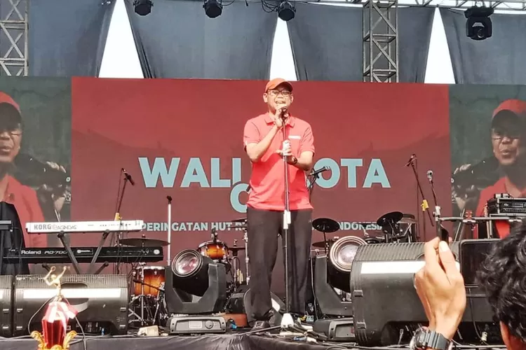 Wakil Walikota Depok Imam Budi Hartono saat memberikan sambutan pada acara Walikota Cup di Pasar Modern White House Jalan Gas Alam Sukatani, Tapos, Minggu (18/08/24). (RADAR DEPOK)