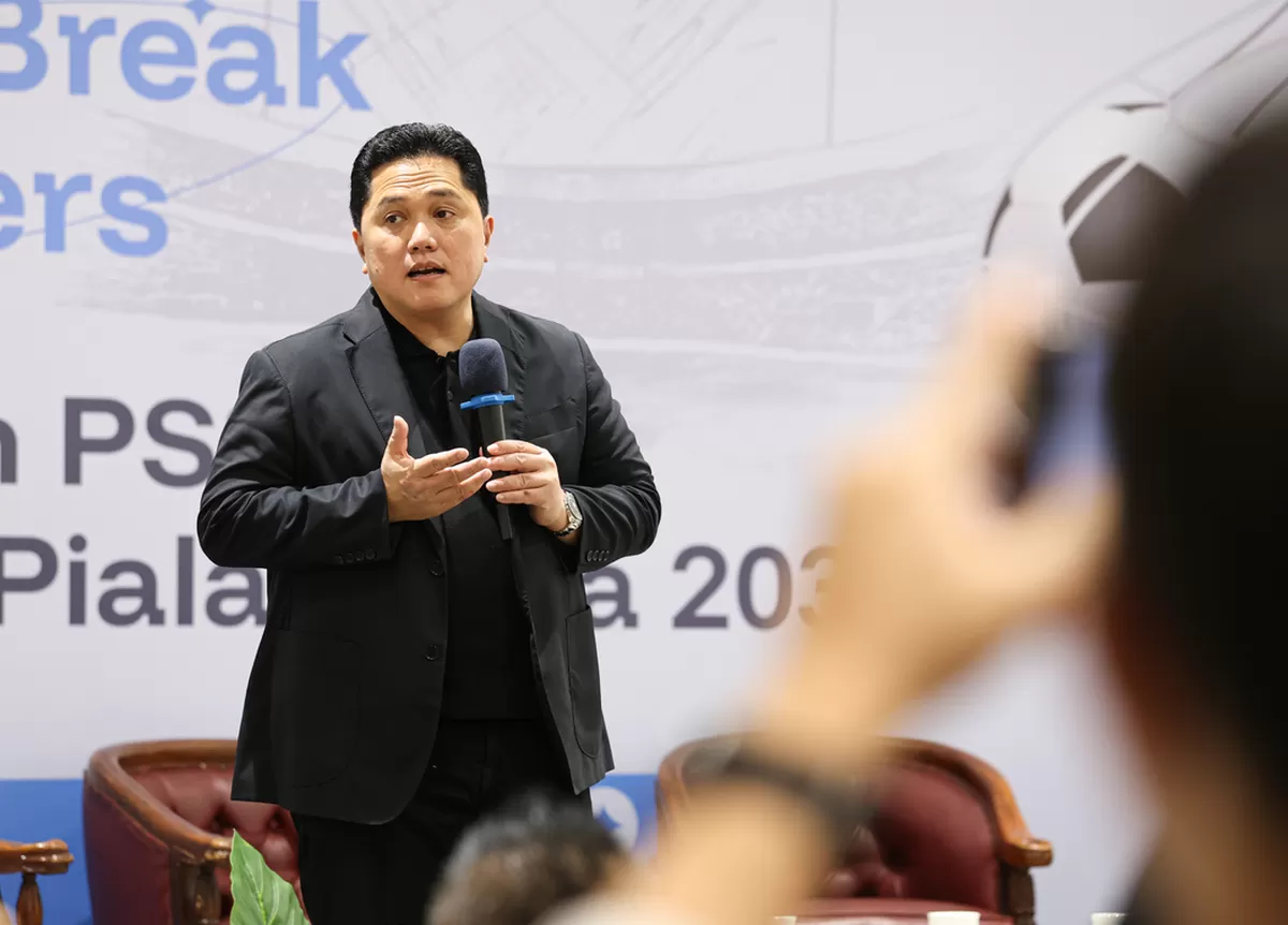 Ketua Umum PSSI Erick Thohir menjelaskan roadmap fondasi menuju Piala Dunia 2030 di water break PSSI Pers, di GBK Arena, Kamis, 16 April 2026. (PSSI Pers)