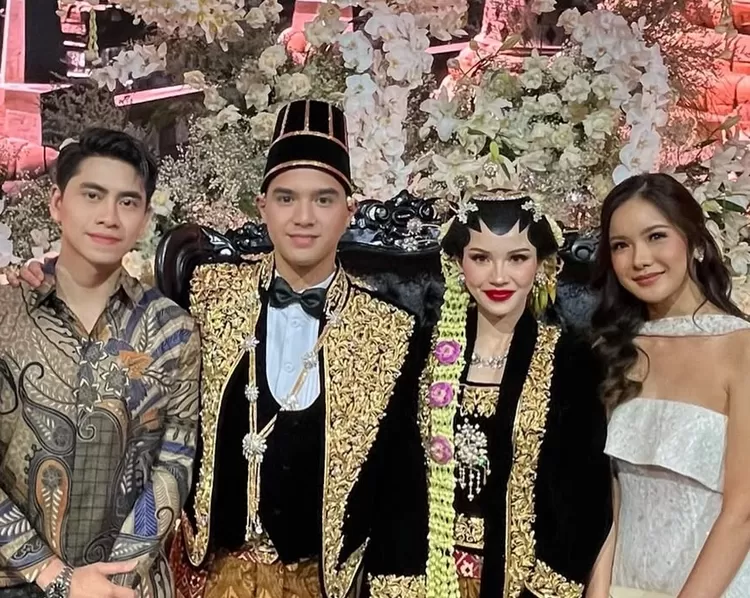 Athalla Naufal dan Aurel (paling kanan) datang ke acara ngunduh mantu Al dan Alyssa