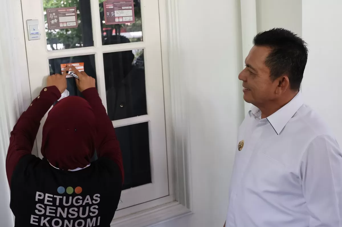 Gubernur Kepri, Ansar Ahmad menyaksikan petugas pendataan Sensus Ekonomi 2026 menempelkan stiker di kediamannya di Jalan Peralatan, Tanjungpinang. (Foto:Diskominfo Kepri) 