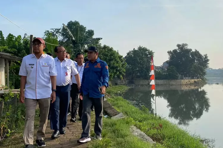 Wakil Walikota Depok Imam Budi Hartono bersama Kepala Dinas Lingkungan Hidup (DLH) DKI Jakarta, Asep Kuswanto saat meninjau Situ Pedongkelan di Kelurahan Tugu, Depok. (PEMKOT DEPOK)