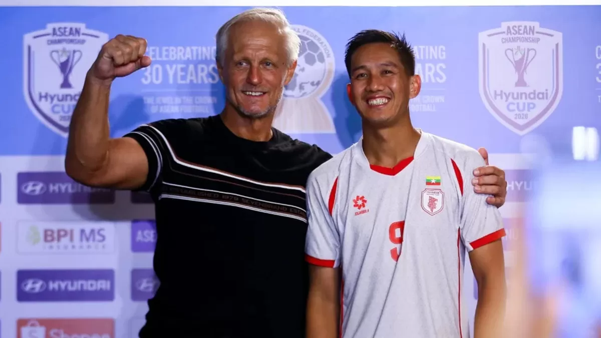 Pelatih Myanmar, Jorn Andersen bersama perwakilan pemain Than Paing dalam jumpa pers selepas pertandingan Grup B ASEAN Championship 2026 melawan Filipina, Selasa, 28 Juli. 