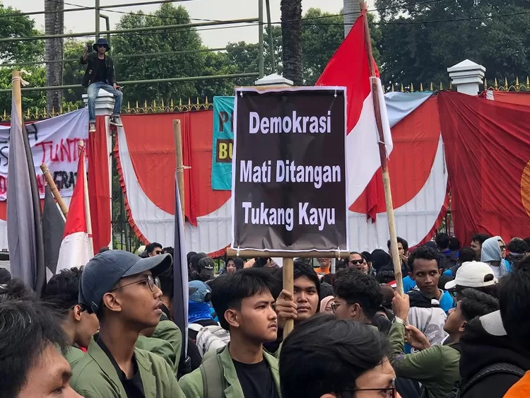 RIbuan mahasiswa sedang berorasi di depan Gedung DPR RI.