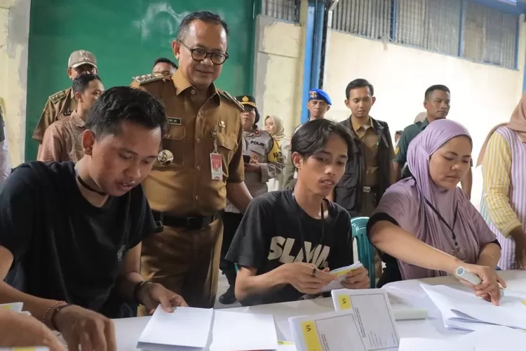 Kunjungan Pj Wali Kota Bekasi Raden Gani Muhamad untuk memastikan kesiapan gudang pemilu, Senin (8/1/2024). (FOTO: Dharma/Suarakarya.id)