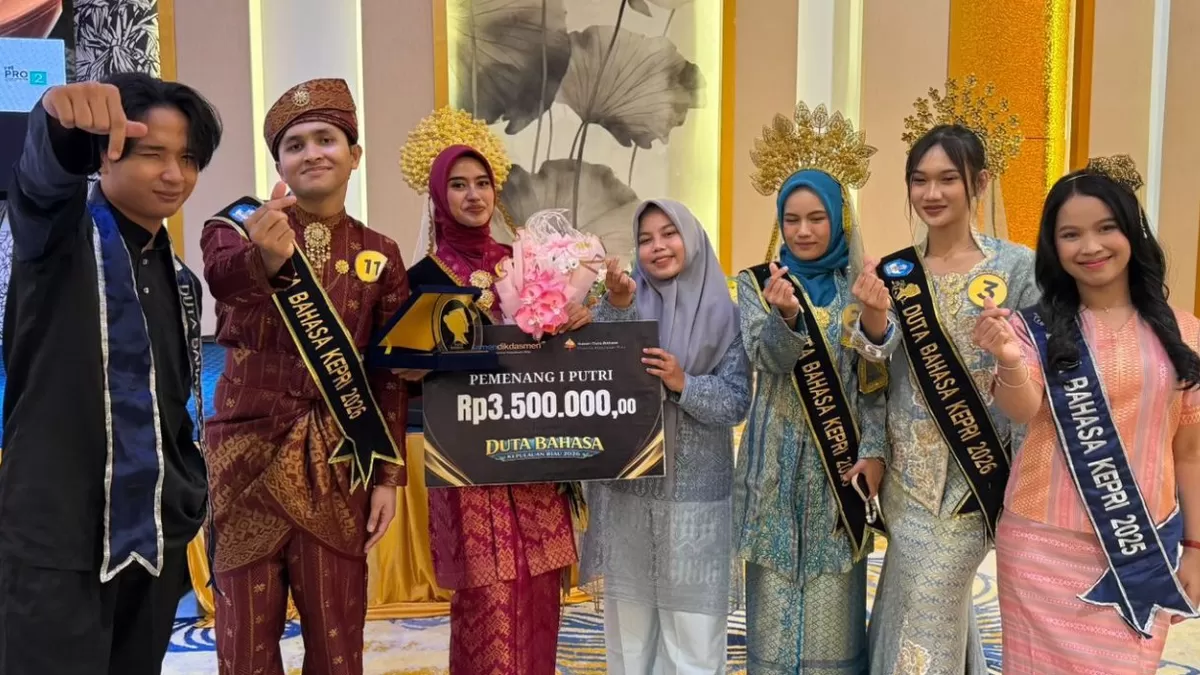 Para pemenang juara Duta Bahasa tingkat Provinsi Kepri foto bersama. (Humas Polibatam) 
