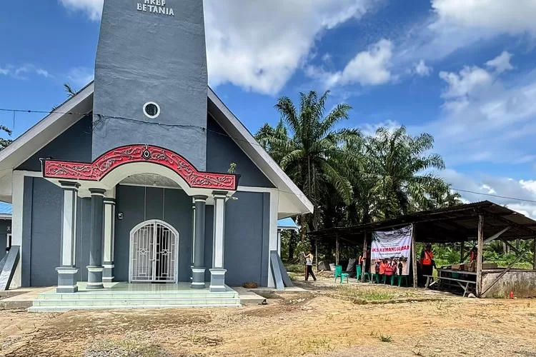 Relawan membuka dua titik posko kesehatan, masing-masing berada di Gereja HKBP Betania, Muara Batang Toru, serta di Pasar Ampolu, Muara Ampolu, Kecamatan Muara Batang Toru. (WAHYU/RADAR SUKABUMI)