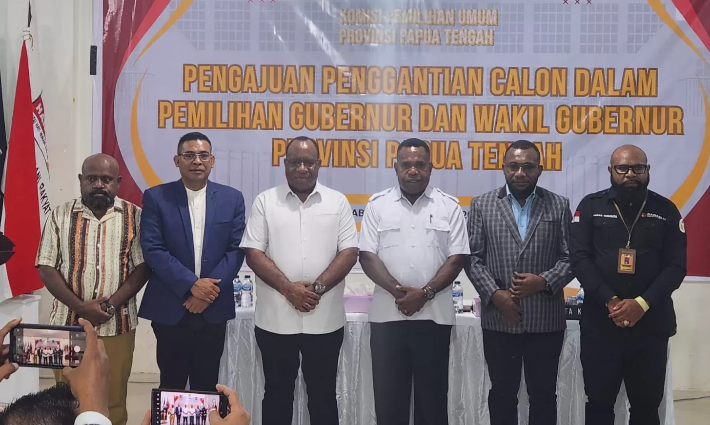 Agustinus Anggaibak Didampingi Cagub Nomor urut 1 Beserta Tim Pemenangan dan Partai Koalisi Mendaftar Ke KPU Papua Tengah Gantikan Almarhum Ausilius You. (Istimewa)