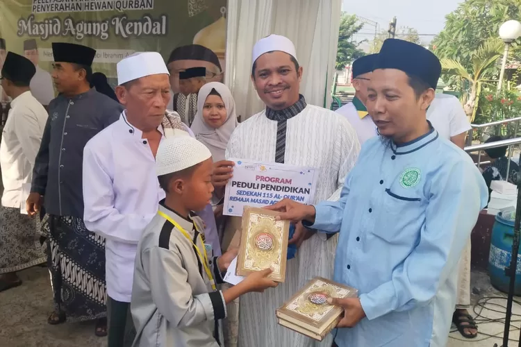 Ketua Karisma memberikan Al Quran kepada peserta khitan massal yang diselenggarakan masjid agung.  (edi prayitno/kontributor Kendal)
