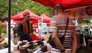 Wakil Walikota Depok Imam Budi Hartono Sapa Pelaku Usaha dan Pembeli di Bazar UMKM, Makanannya Maknyus