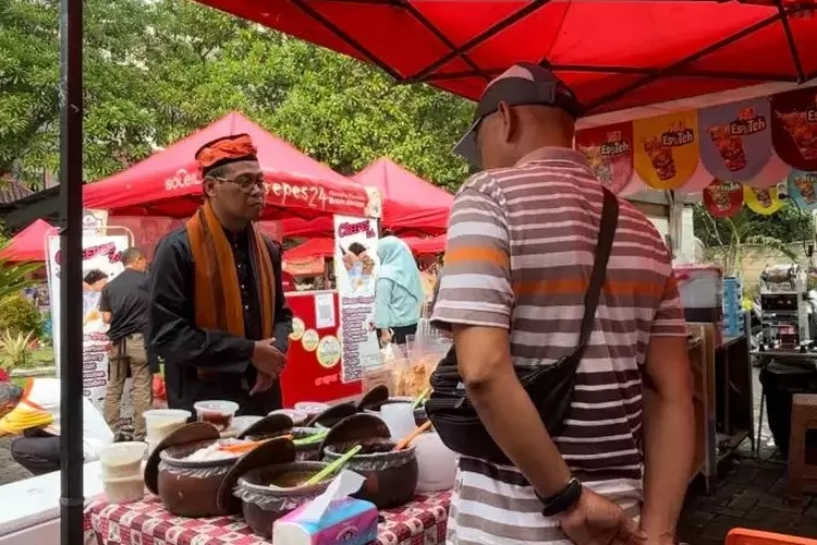 Wakil Walikota Depok, Imam Budi Hartono saat berinteraksi dengan salah satu pelaku UMKM yang sedang mengikuti bazar di depan gedung Dekranasda Depok, Kamis (25/7). (PEMKOT DEPOK)