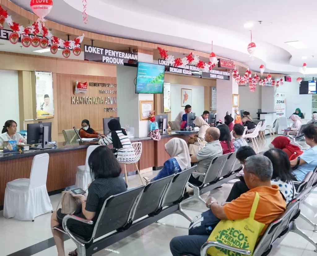 Mengetahui kapan pastinya bidang tanah akan diukur saat mengurus pendaftaran tanah, membuat masyarakat bisa mengatur waktu secara lebih mudah. Sejak adanya layanan Pengukuran Terjadwal.  (Lie/ATR/BPN)