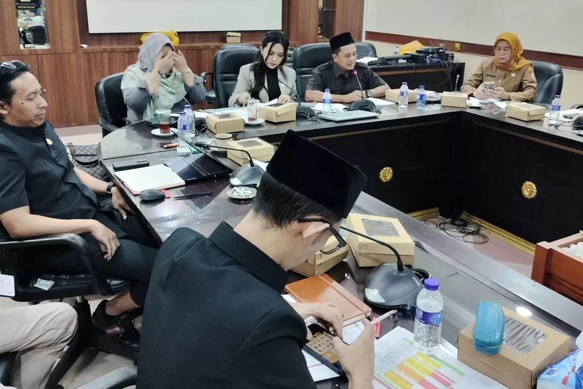 Anggota DPRD Jember Viral Main Game dan Merokok Saat Rapat Paripurna, Terancam Sanksi Berat (Istimewa)