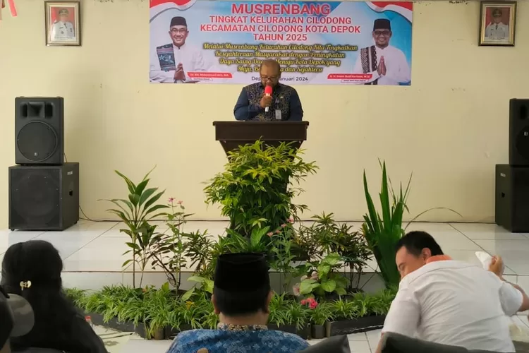 Lurah Cilodong, Herry Wibowo, memberikan sambutan saat pelaksanaan Musrenbang 2025, di aula Kelurahan Cilodong, Kecamatan Cilodong. (ANDIKA EKA/RADAR DEPOK)