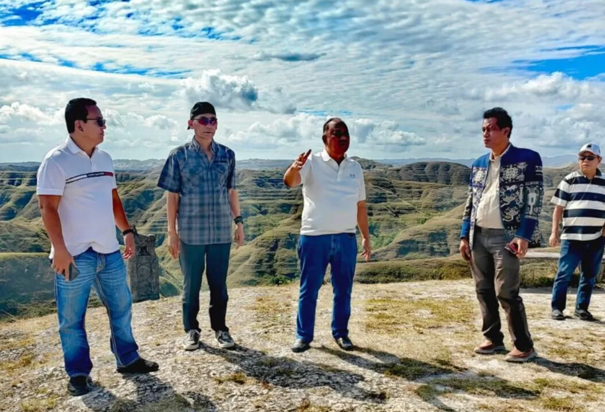 Ketua Komite Olahraga Nasional Indonesia (KONI) Pusat Marciano Norman meninjau potensi sports tourism di tuan rumah Pekan Olahraga Nasional (PON) 2028/NTT-NTB.