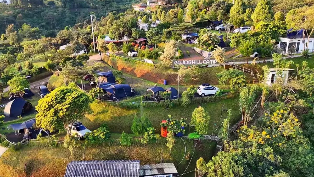 Gajog Hill Camp camping ground dengan fasilitas lengkap dan miliki pemandangan alam yang indah ( youtube Herina Firdausi )