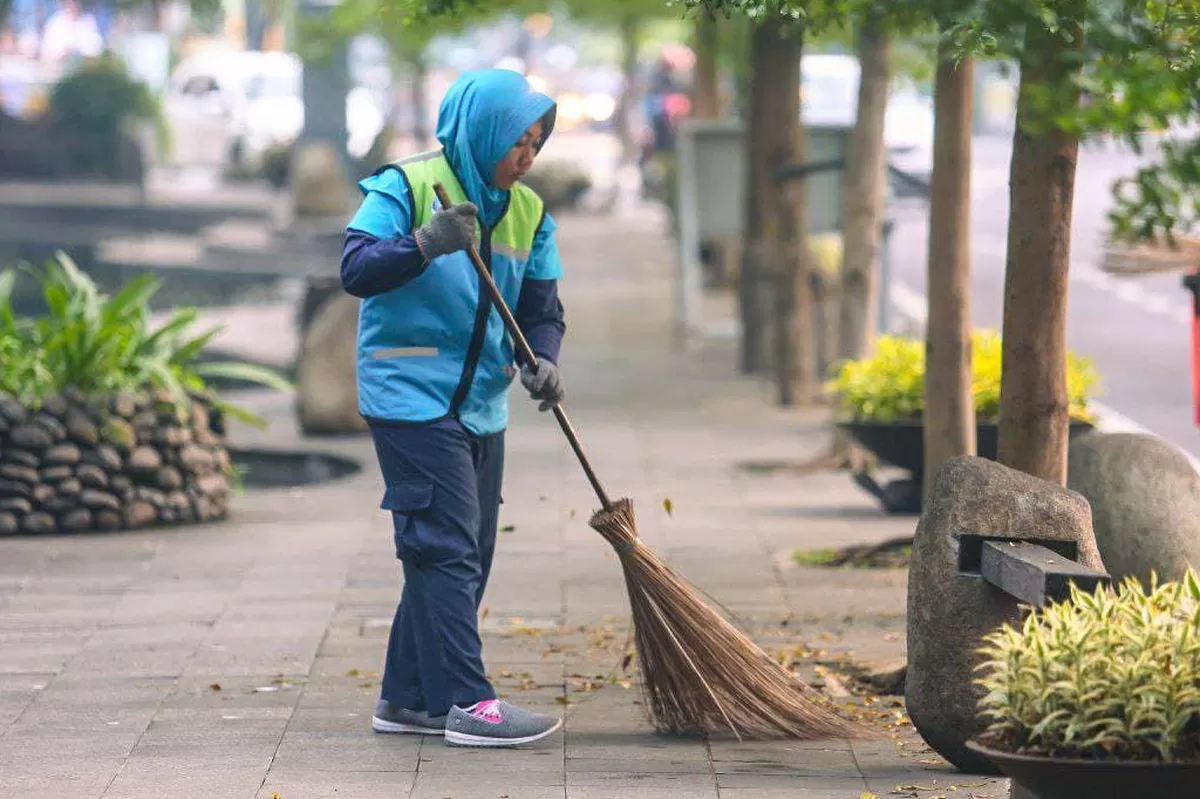 Petugas kebersihan Kota Bandung.
