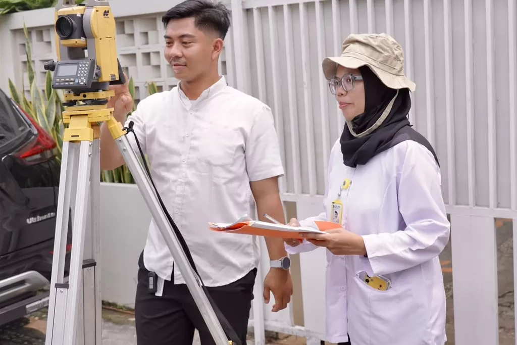Pengukuran tanah merupakan salah satu tahapan yang harus dilalui masyarakat dalam proses sertipikasi tanah. Sejak Juli 2025 lalu.(foto/ist) 