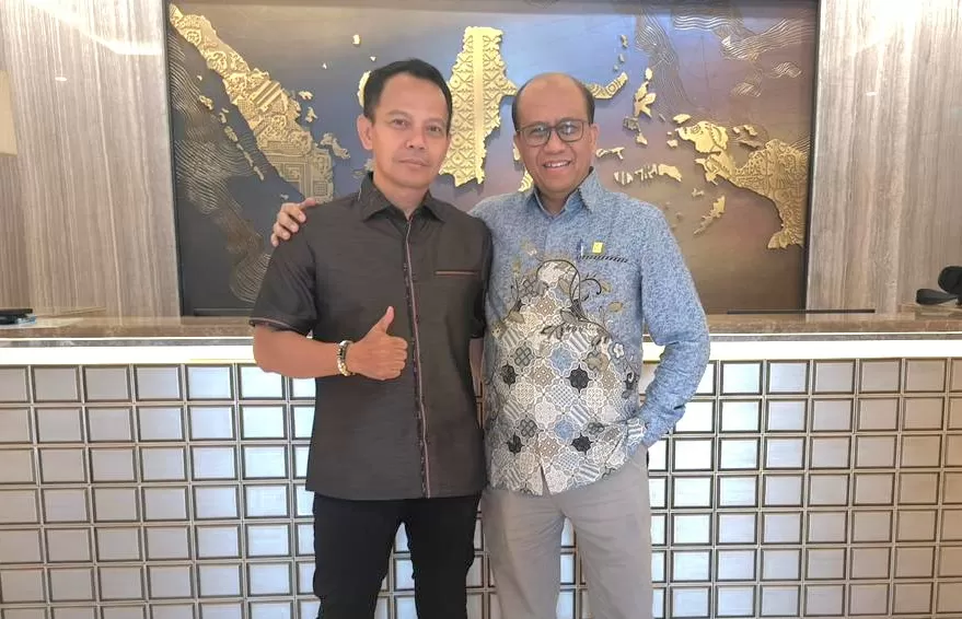 Pengamar Energy, Saiful Amari bersama Suroso Isnandar Direktur Utama PLN