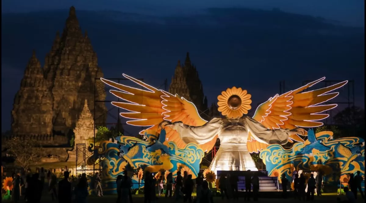 Instalasi Sunflower Angel di Candi Prambanan dok. Humas IDM